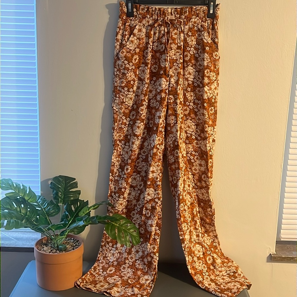 Retro print high rise wide leg pants! Front and back POCKETS! New, never worn!